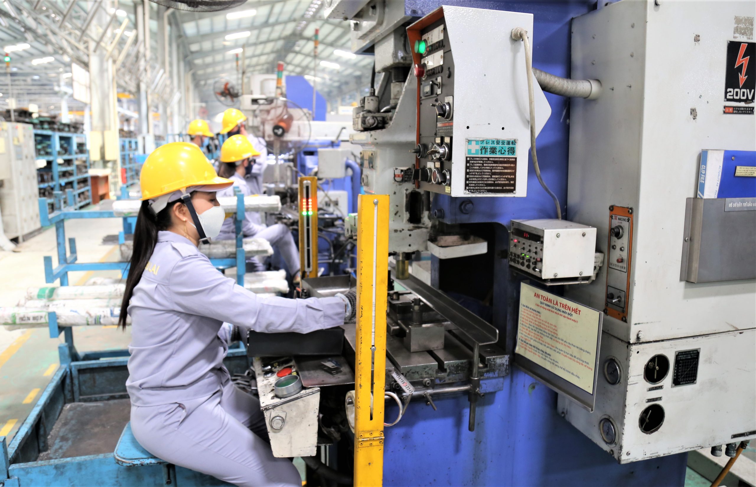 Tuyển 25 nữ sản xuất màng phân cực